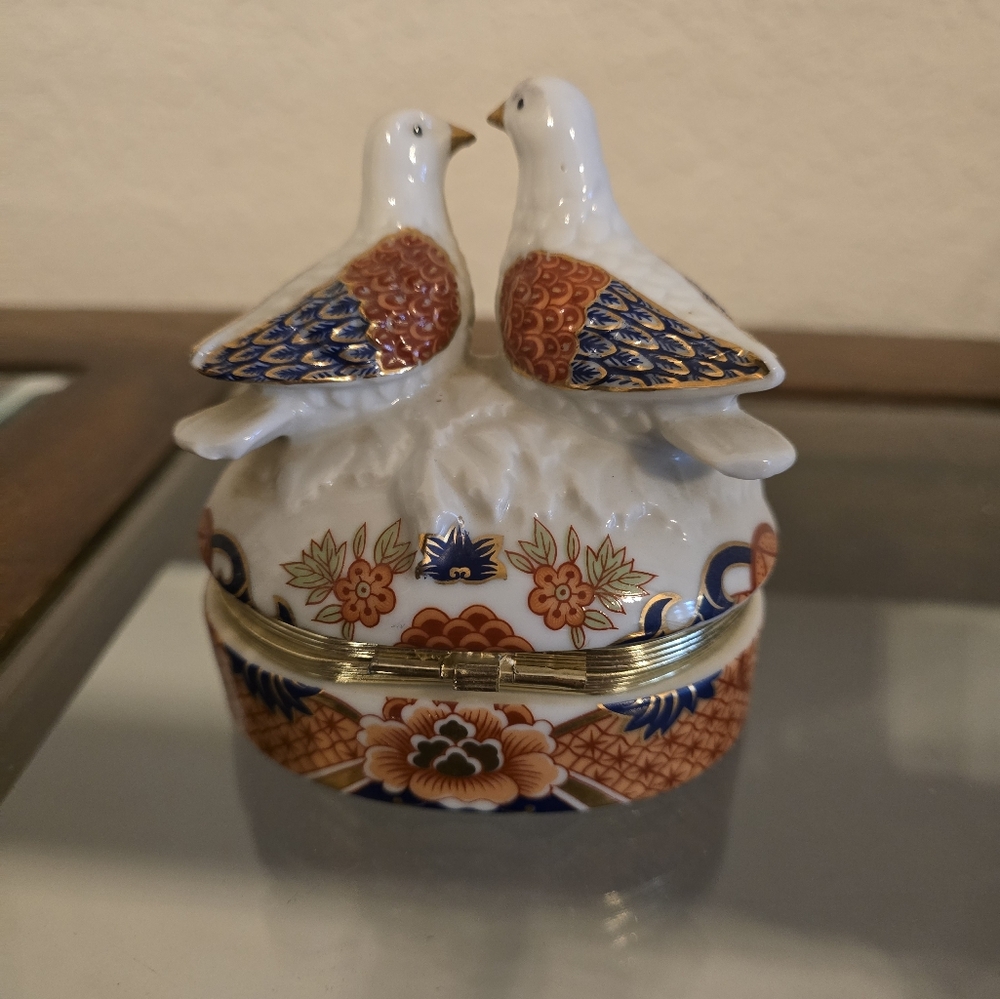 Porclain hand painted love bird trinket box Andrea by Sadek - Picture 4 of 12